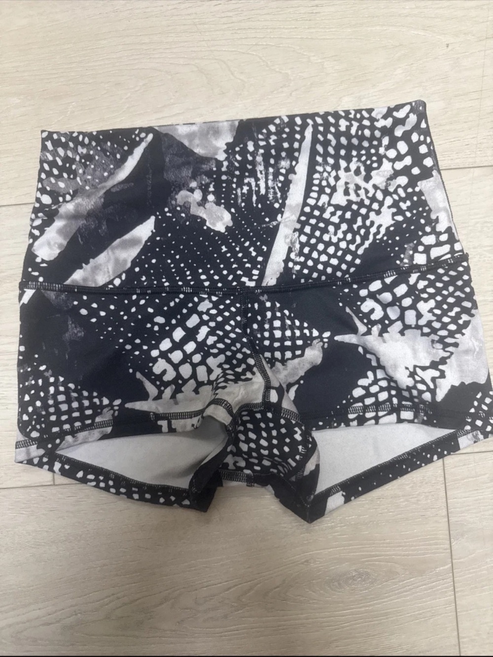 Lululemon Shorts Womens 4 Black White Geometric High Rise Yoga 2.5" Compression